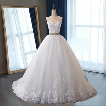 Елегантна и луксозна бяла сватбена рокля на принцеса булка с кръгло деколте и кристали Vestidos de новия романтична плажна снимка