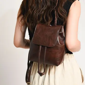 Малка кафява раница в ретро стил за жени, пролет/лято 2023, нова лесна и универсална чанта на съвсем малък с две рамене